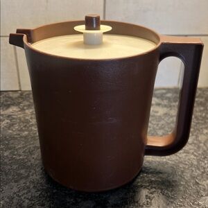 Brown vintage Tupperware 1.5qt drink pitcher Great condition Some signs of wear